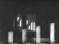 『怪猫岡﨑騒動』 1954　約2分：天守最上階、格子窓越しに