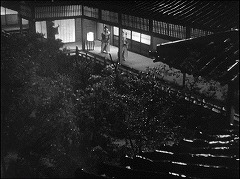 『怪猫岡﨑騒動』 1954　約19分：長廊下、二階の高さから