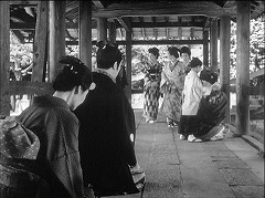 『怪猫岡﨑騒動』 1954　約39分：寺の屋根付き回廊、右奥で上り階段、左へも伸びる