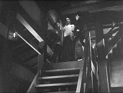 『怪猫岡﨑騒動』 1954　約46分：天守最上階への階段、下から