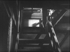 『怪猫岡﨑騒動』 1954　約51分：天守最上階への階段、下から
