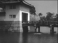 『怪猫岡﨑騒動』 1954　約1時間9分：門付き櫓と濠に渡した橋