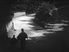 『怪猫岡﨑騒動』 1954　約1時間11分：折れ曲がる道、右奥に上り階段