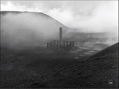 『蜘蛛巣城』 1957　約3分：城址の木碑＋霧