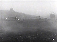 『蜘蛛巣城』 1957　約4分：城、追手門周辺＋霧