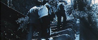 『亡霊怪猫屋敷』 1958　約7分：石垣の階段、下から