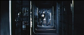 『亡霊怪猫屋敷』 1958　約11分：廊下、右手は雨戸
