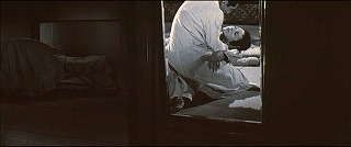 『亡霊怪猫屋敷』 1958　約22分：揺れる縦長鏡
