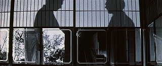 『亡霊怪猫屋敷』 1958　約23分：障子の向こうの縁側で話す二人の影