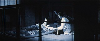 『亡霊怪猫屋敷』 1958　約1時間2分：廊下(3)からガラス障子越しに