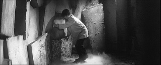 『女吸血鬼』 1959　約1時間1分：地底城への通路、玄武洞風のところ