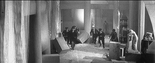 『女吸血鬼』 1959　約1時間10分：地底城、吹抜歩廊から広間の方を見下ろす