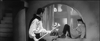 『女吸血鬼』 1959　約1時間11分：地底城、半円アーチ状の窓、奥の向かいに吹抜歩廊　左にも階段