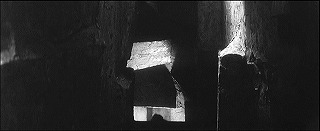 『女吸血鬼』 1959　約1時間11分：地底城への通路　暗い階段を登った先