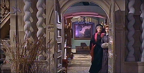 『吸血鬼ドラキュラの花嫁』 1960　約11分：玄関口から広間へ　扉口の両脇に捻り柱