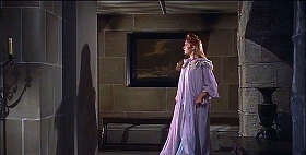 『吸血鬼ドラキュラの花嫁』 1960　約18分：暖炉脇の扉口の先の廊下