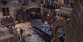 『吸血鬼ドラキュラの花嫁』 1960　約21分：広間、階段か吹抜歩廊から　右にドラゴン型装飾の首