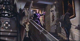 『吸血鬼ドラキュラの花嫁』 1960　約25分：広間の階段、下から　階段下端の小柱上にもドラゴン像