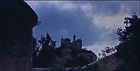 『吸血鬼ドラキュラの花嫁』 1960　約48分：城、遠景に