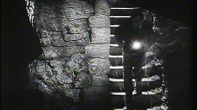 『死霊の町』 1960　約1時間8分：揚げ蓋の下、地下への階段
