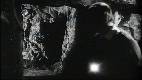 『死霊の町』 1960　約1時間8分：地下の通路、落とし戸があがったところ