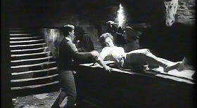 『死霊の町』 1960　約1時間10分：地下の祭壇と地上への階段