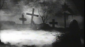 『死霊の町』 1960　約1時間12分：霧の墓地と十字架群