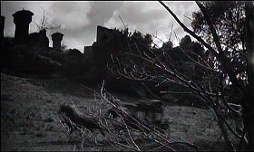 『血ぬられた墓標』 1960　約8分：丘の上の城のシルエット