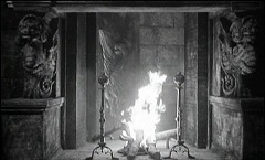 『血ぬられた墓標』 1960　約33分：暖炉の奥の隠し扉が開く