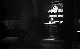 『血ぬられた墓標』 1960　約33分：城の広間、暖炉の右手の皿を並べた戸棚