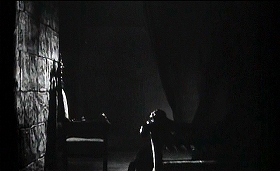 『血ぬられた墓標』 1960　約34分：廊下、手前から奥へ一つずつ倒れる椅子