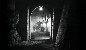 『血ぬられた墓標』 1960　約37分：城門越しに馬車