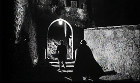 『血ぬられた墓標』 1960　約37分：城門、外から