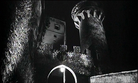『血ぬられた墓標』 1960　約37分：城門の上方