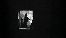 『血ぬられた墓標』 1960　約38分：奥に方形の扉口