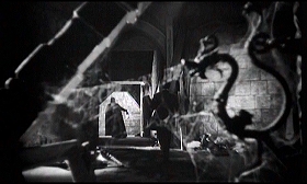 『血ぬられた墓標』 1960　約39分：金属の曲線越しに隠し廊下
