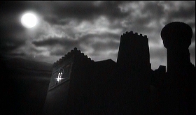 『血ぬられた墓標』 1960　約43分：夜の城、下から
