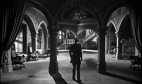 『血ぬられた墓標』 1960　約51分：玄関広間