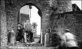 『血ぬられた墓標』 1960　約1時間3分：城門前