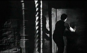 『血ぬられた墓標』 1960　約1時間11分：隠し廊下内、右に暖炉の隠し扉の内側