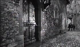 『血ぬられた墓標』 1960　約1時間18分：玄関前