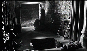 『血ぬられた墓標』 1960　約1時間22分：隠し廊下、手前の床に落とし穴