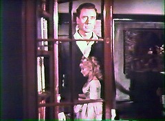 『血とバラ』 1960　約45分：ガラス戸に映るカルミーラと向こうに立つレオポルド