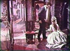 『血とバラ』 1960　約51分：カルミーラの部屋、少し高い扉附近から　左奥に城門風の絵(?)