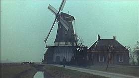 『生血を吸う女』 1960　約2分：風車小屋、外観