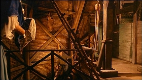 『生血を吸う女』 1960　約47分：二階機械室　奥に螺旋階段