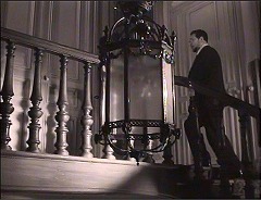 『顔のない眼』 1960　約19分：階段から二階吹抜歩廊へ
