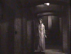 『顔のない眼』 1960　約38分：地下、ゆるい半円アーチの廊下