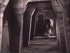 『顔のない眼』 1960　約48分：地下、台形の廊下
