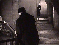 『顔のない眼』 1960　約49分：地下、台形の部屋から台形の廊下